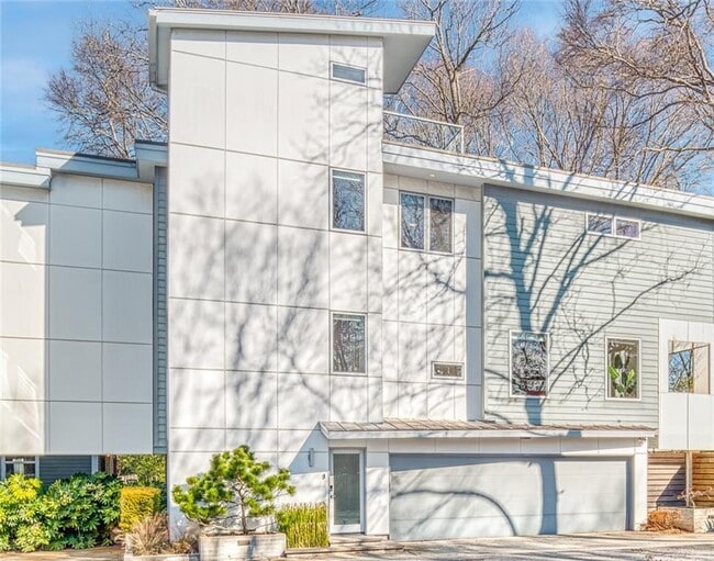 Building Photo - 211 Marion Pl NE