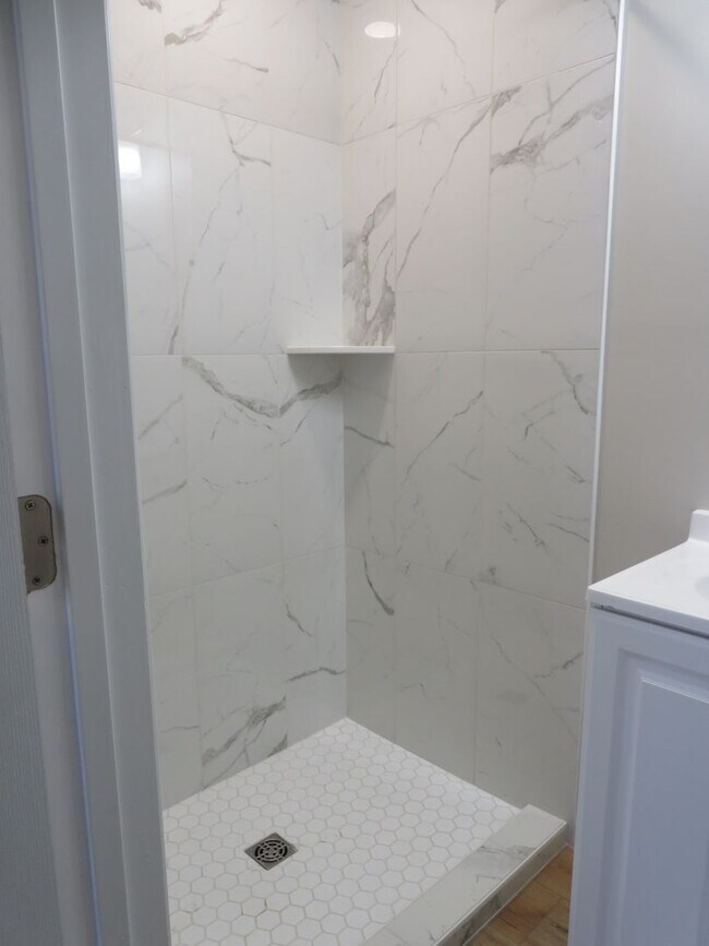 Building Photo - Colonial Heights