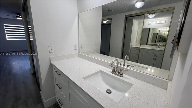 Building Photo - 9811 Westview Dr