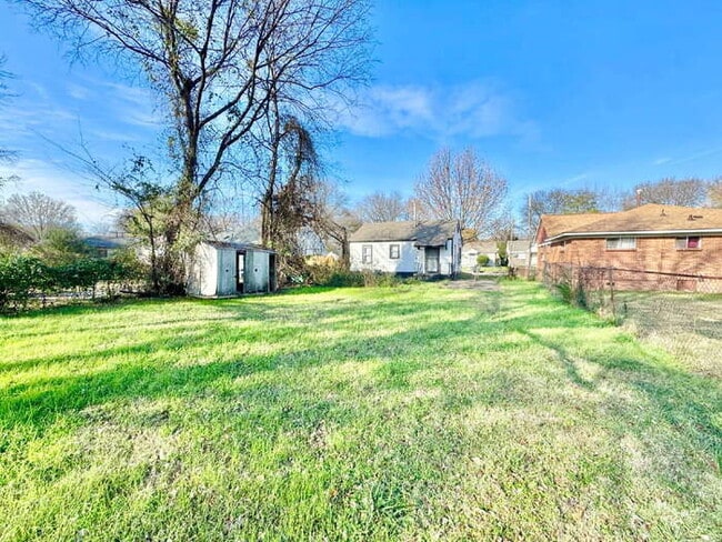 Building Photo - 2071 Hubert Ave