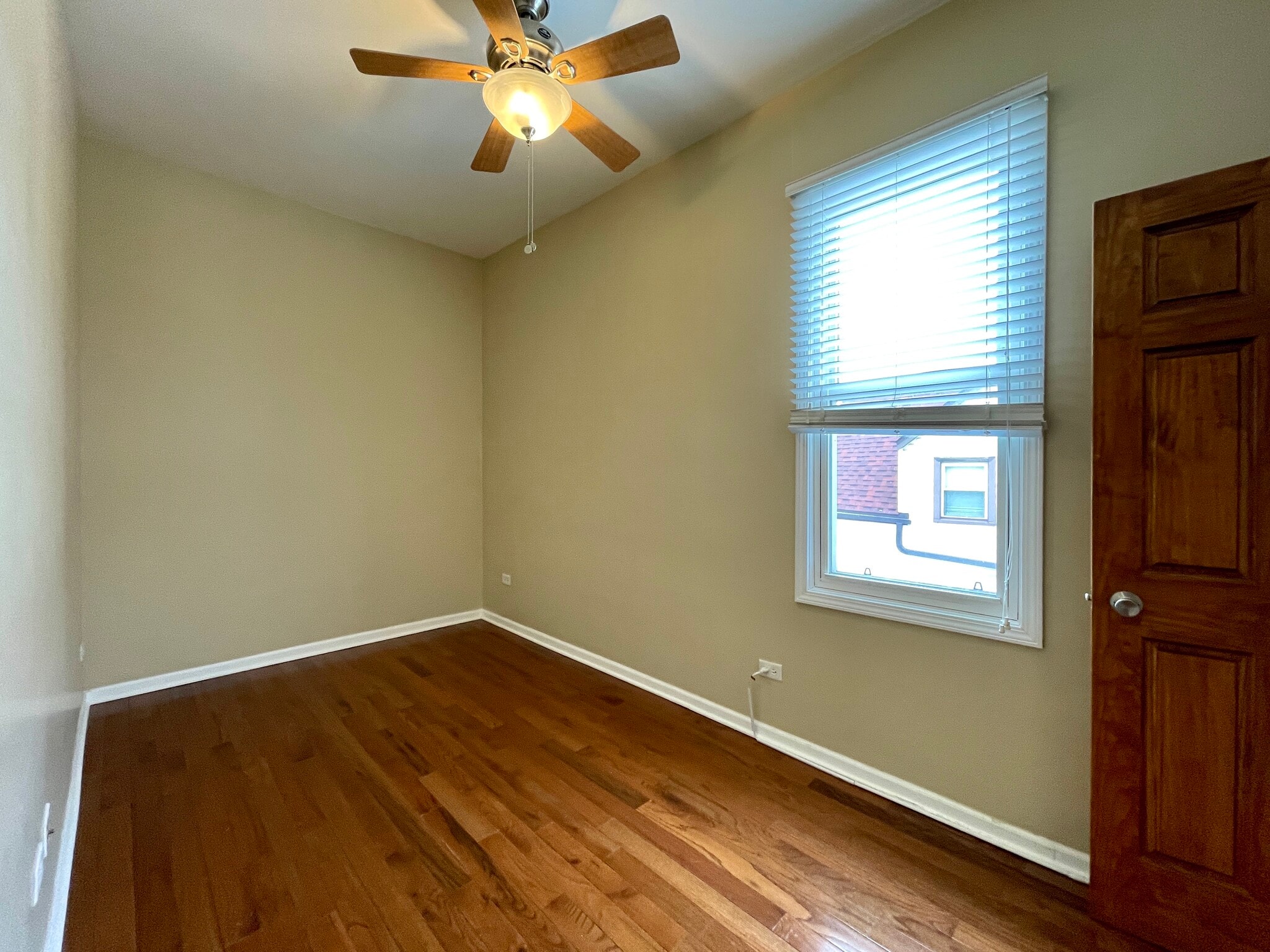 Building Photo - 2028 N Hamlin Ave