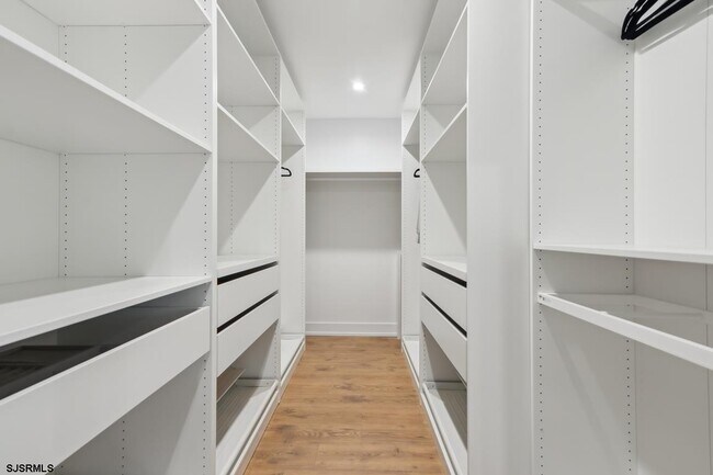 Building Photo - 9412 Ventnor Ave