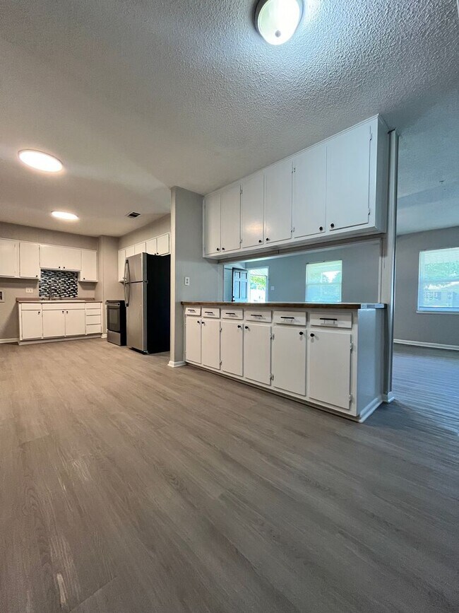 Building Photo - 203 Lynn Ln