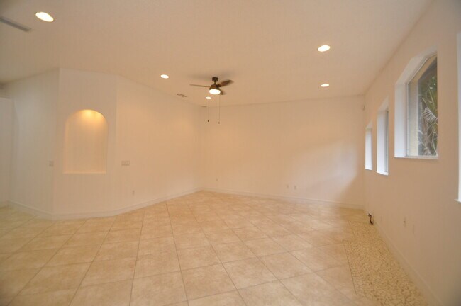 Building Photo - 12 Clementina Ct