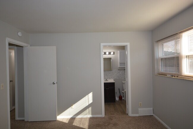 Building Photo - 4330 Villa Dr