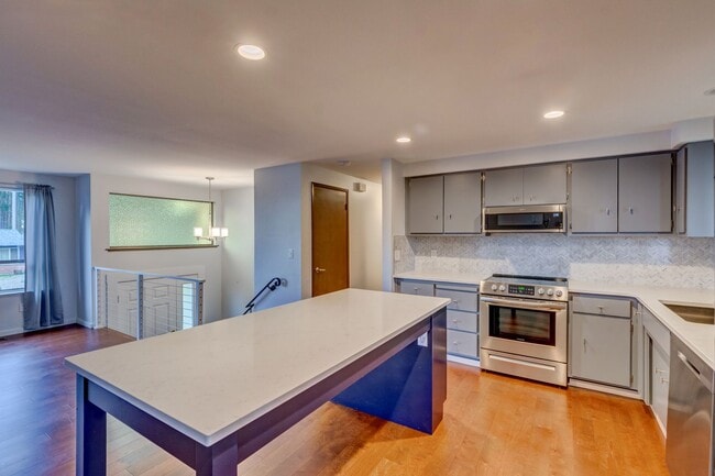 Building Photo - 4 Bedroom 3 Bath Home