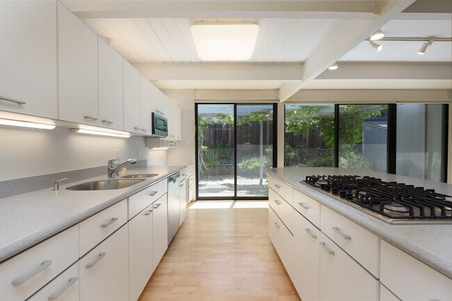 Building Photo - San Mateo Highlands Eichler Mid-Century 3/...
