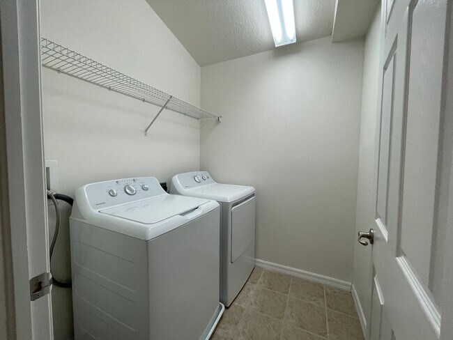Building Photo - 3/2.5 Townhome in Pinellas Park Available Immediately