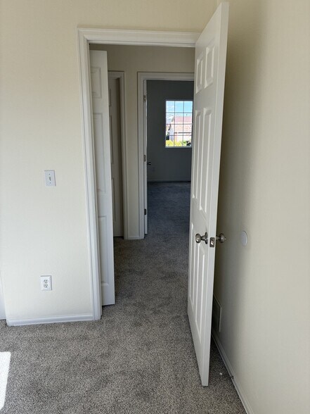 Building Photo - 8390 Dassel Dr