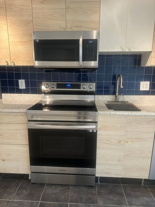 Building Photo - Modern Basement Unti 1 Bedroom/1 Bath, Recently renovated, new stainless steel appliances, floori...