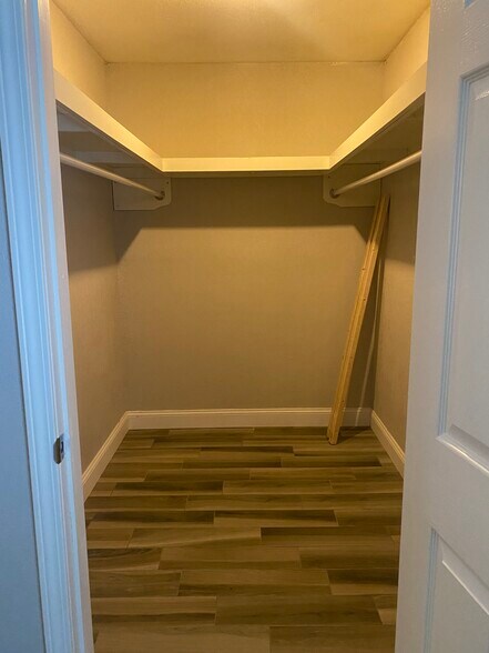 Building Photo - 828 Hardy Springs Cir