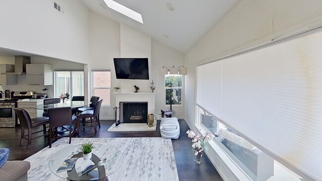 Building Photo - 15153 La Maida St