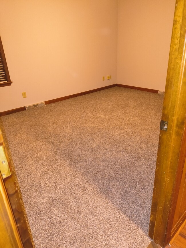 Building Photo - 160 Small Rd