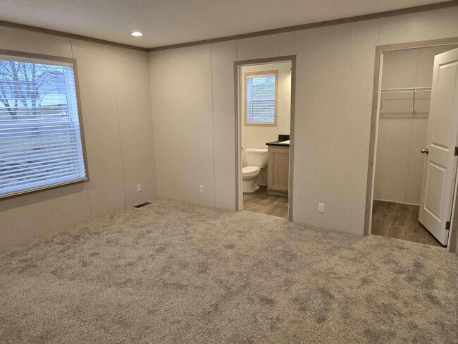 Building Photo - 415 NW Poplar Ave