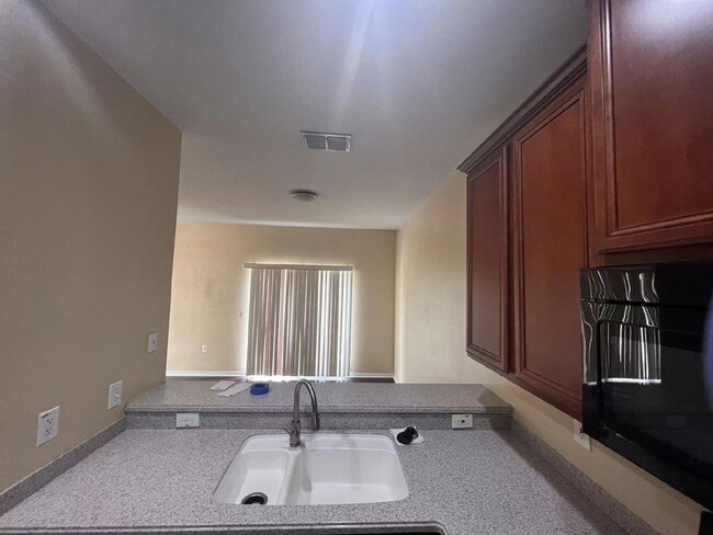 Building Photo - 2 Community Pools • 3-Bed Townhome • Gated Community • Modern Kitchen • Prime New Tampa Location