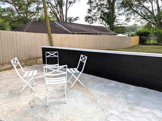 Building Photo - 2115 Oakhurst Cir