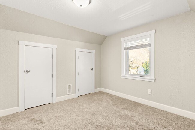 Building Photo - 8334 SE Taylor Ct