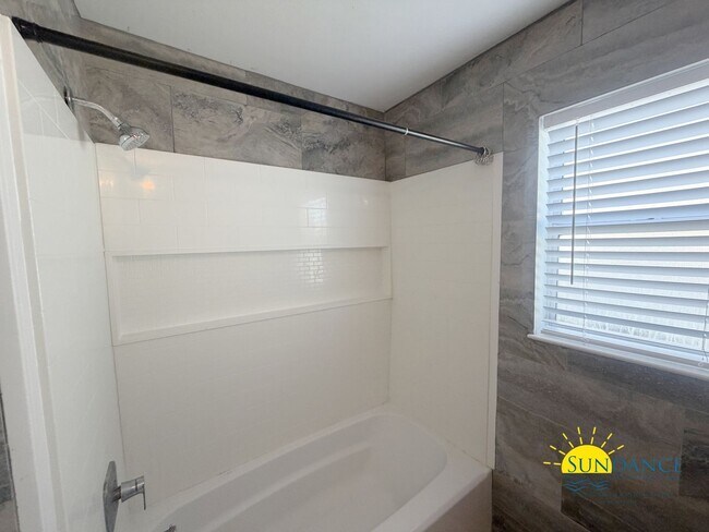 Building Photo - Adorable 3 Bedroom Home in Bluewater Bay!