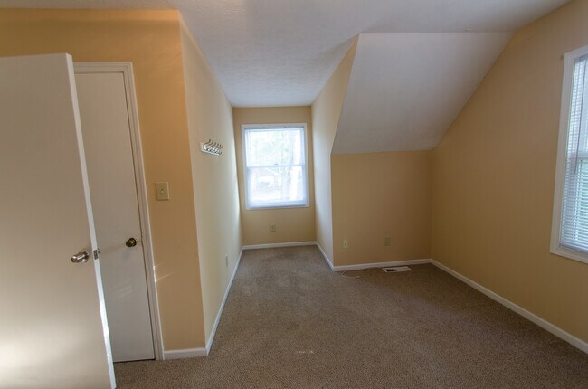 Building Photo - 4 bedroom, 2.5 bath: Available August 2026
