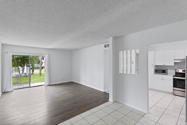 Building Photo - 495 SE 8th St