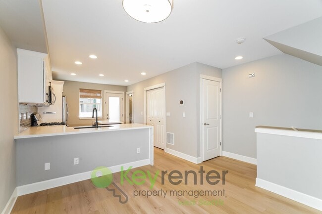 Building Photo - Modern 3 Bedroom with Office Space, Balcon...
