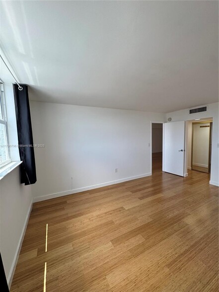 Building Photo - 1470 NE 125th Ter