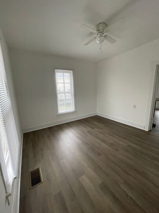 Building Photo - Charming, Two bedroom, One bathroom house in Columbia!