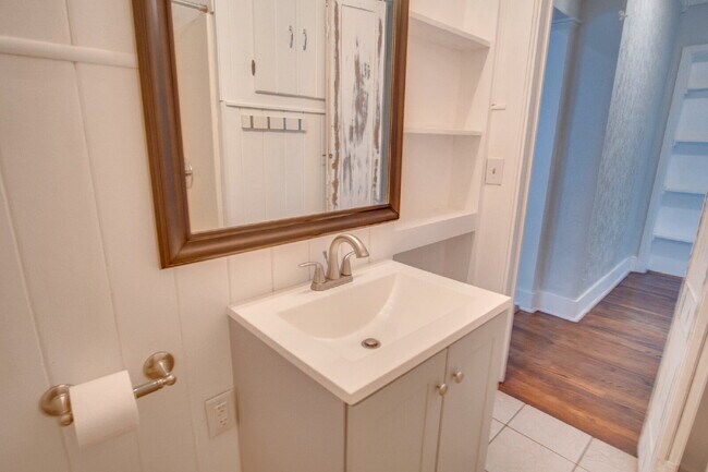 Building Photo - East Hill 3BR Home Near Bayview Park with Office, Hot Tub, Workshop & Detached Garage