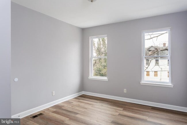 Building Photo - 3021 Wolcott Ave