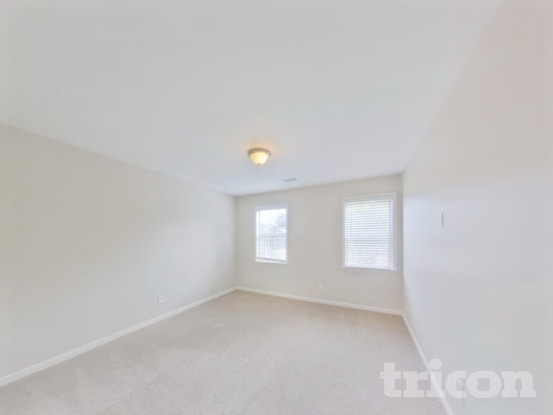 Building Photo - 2863 Iroquois Dr