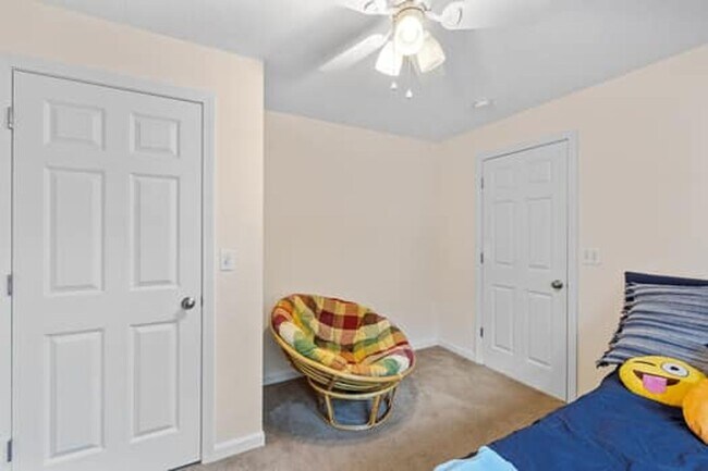 Building Photo - Spacious & Comfortable 4 Bedroom House - C...