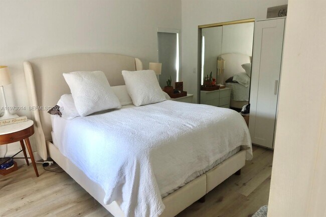 Building Photo - 5862 NW 113th Pl