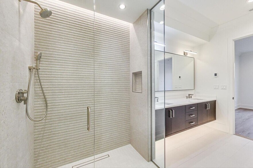 Building Photo - 4920 N Lincoln Ave