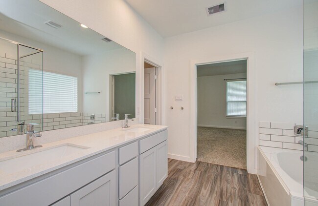 Building Photo - 10011 Angelina Wds Ln