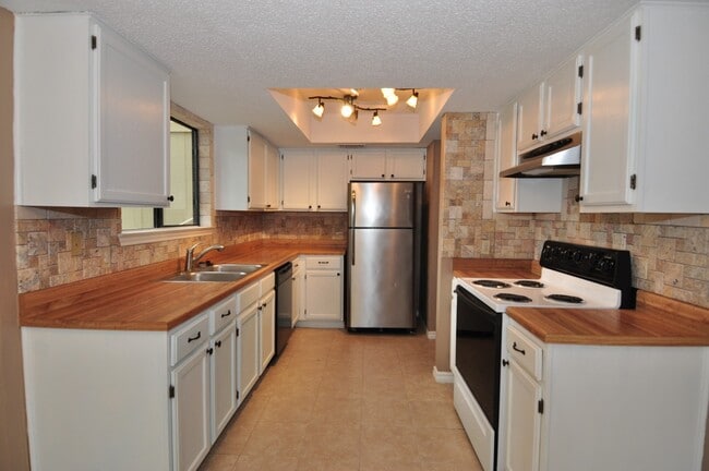 Building Photo - 13405 Saddlebrook Trail