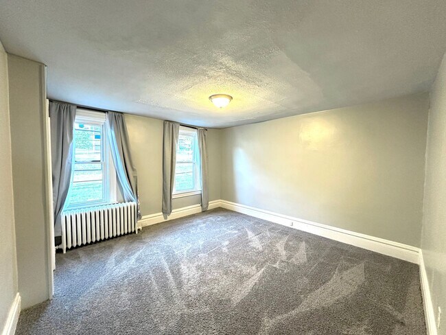 Building Photo - Charming 2 Bed, 1.5 Bath w/ Bonus Space in...