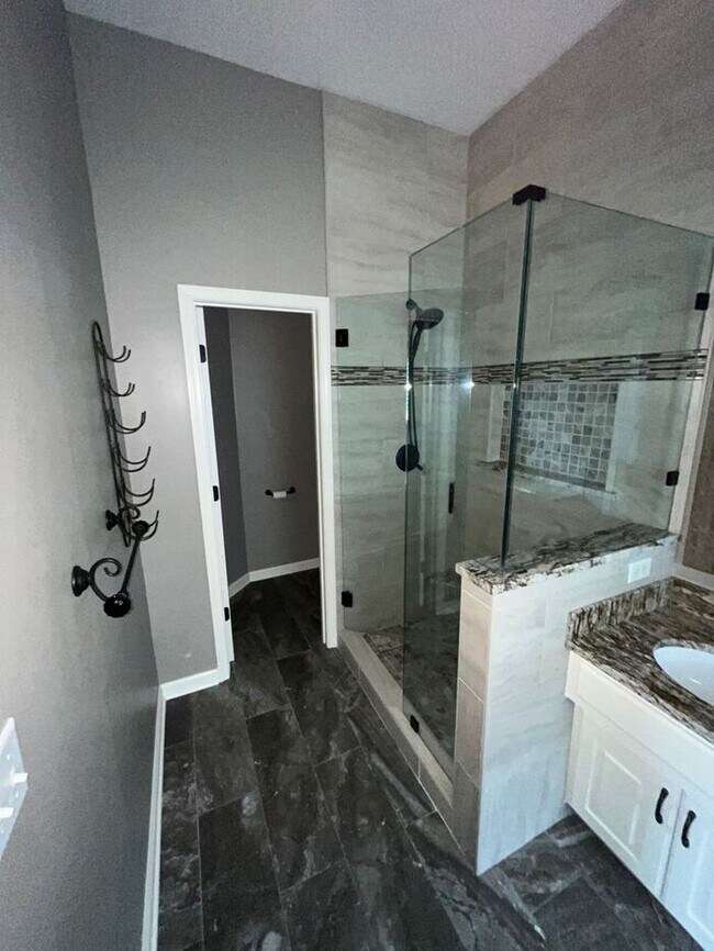Building Photo - 5 Bedroom, 3 Bathroom California Split Sty...
