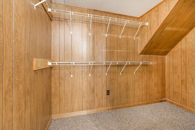 Building Photo - 3-Bed Plus 2 Bonus Rooms with Large Yard!