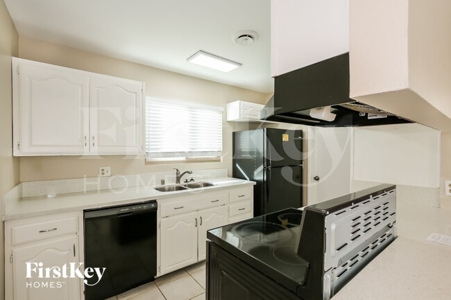 Building Photo - 5925 Pebble Beach Blvd