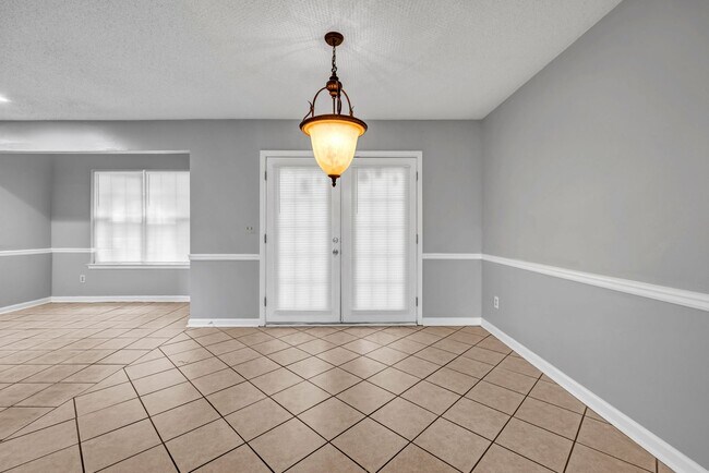 Building Photo - Charming 3 Bed, 2.5 Bath Home on a Quiet C...