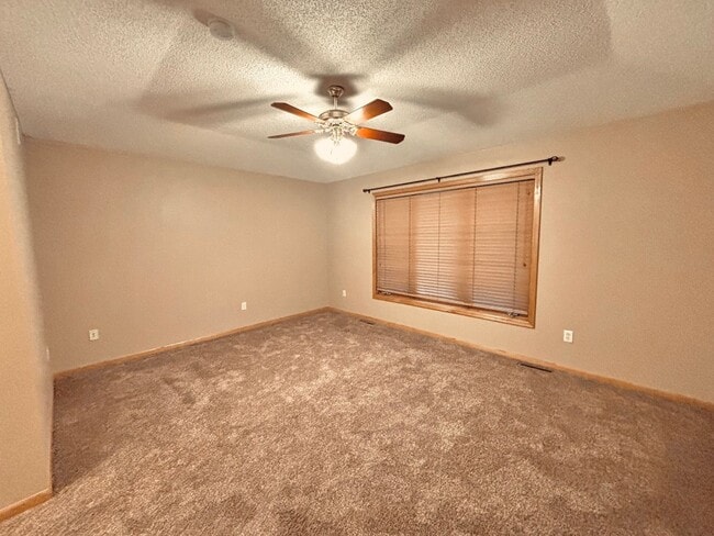 Building Photo - Huge 5 bed home located in Maple Grove!