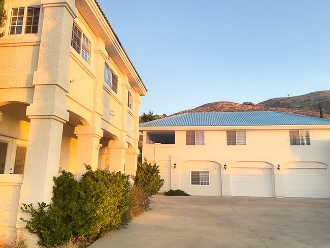 Building Photo - 238 Lakeview Dr