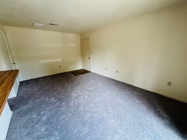 Building Photo - 872 Claytor Square