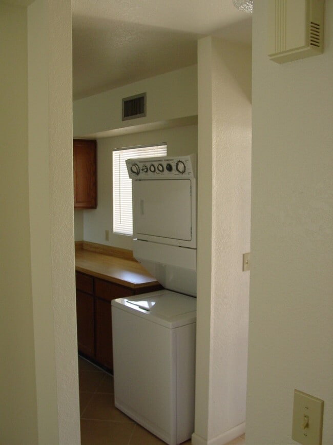 Building Photo - Really Nice Condo