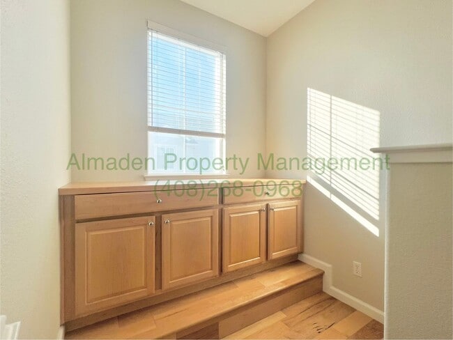 Building Photo - Newer Corner Townhome in Great Location! Central A/C & Pets Negotiable!