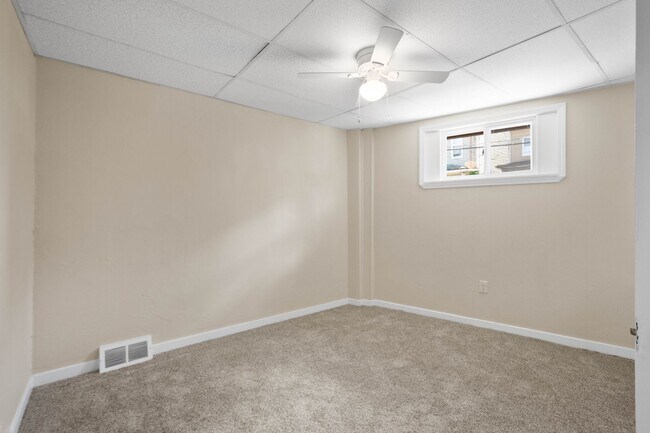 Building Photo - Gorgeous 2 bedroom in Pittsburgh available July 15!