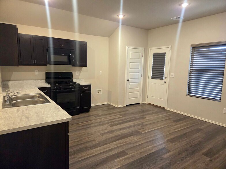 Building Photo - 9704 Saddle Dr