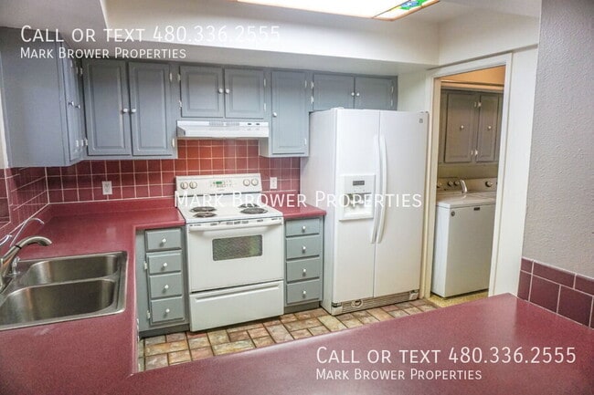Building Photo - 3131 S Fairfield Dr