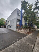Building Photo - 520 10th Ave E
