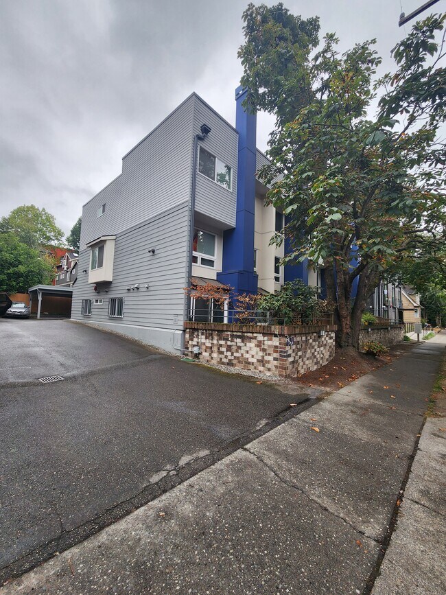 Primary Photo - 520 10th Ave E
